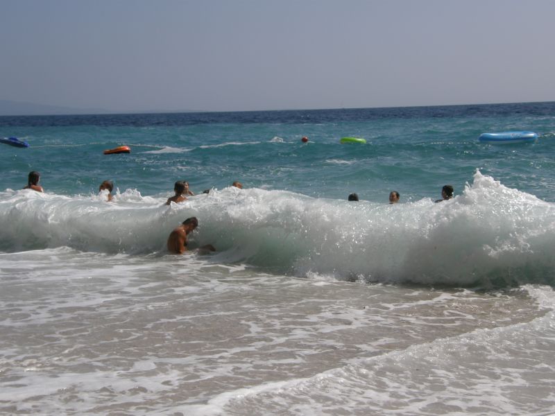 Fil:Jagodna beach Waves Hvar-2009166.jpg