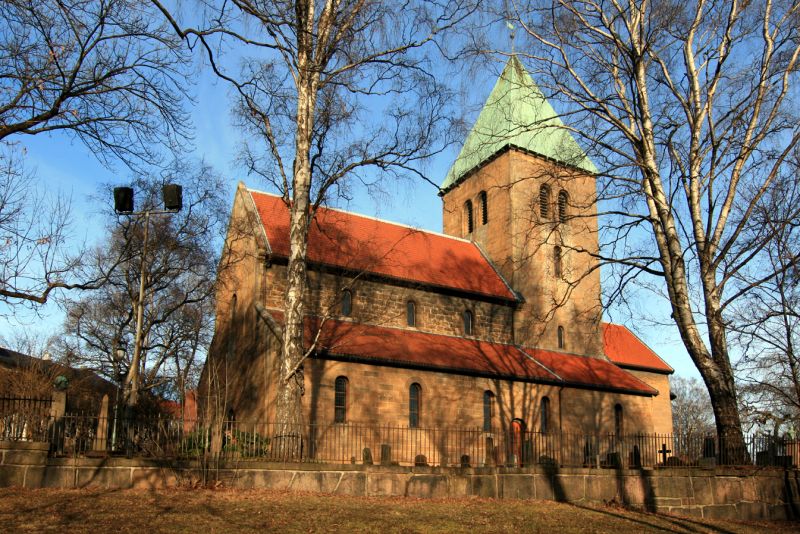 Fil:Gamle Aker kirke S.jpg