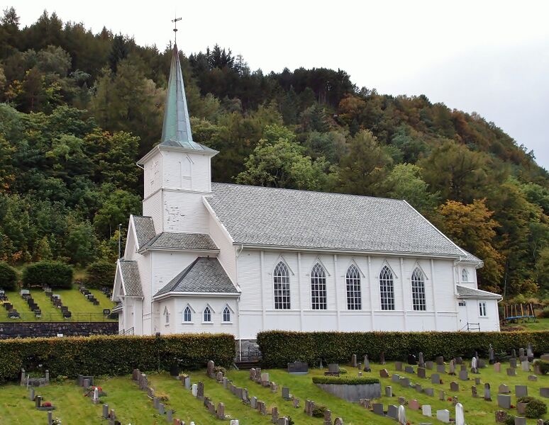 Fil:Sør Vågsøy kirke 2.jpg