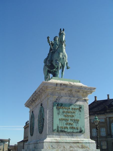 Fil:Frederik V statue front.jpg