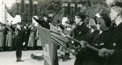 Ung- og jentehird i NSUF defilerer med senkede solkorsflagg for føreren Vidkun Quisling under «8. riksmøte», partiets landsmøte i Oslo i september 1942.[5] Propagandafoto: NTBs krigsarkiv, Riksarkivet