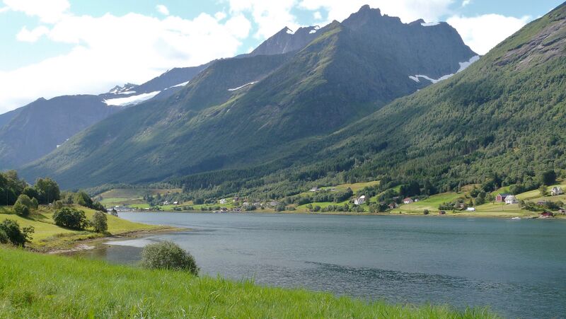 Fil:Sykkylvsfjorden & Trollkyrkjetindane 2.JPG