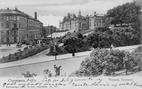 Victoria Terrasse og Nedre Slottsbakken ved Abelhaugen 1904. Trikk opp mot Drammensveien og gamle bygårder langs Ruseløkkveien. Postkort: H Abel/Oslo byarkiv