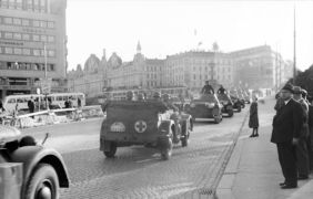 Tyske stridsvogner på Drammensveien i mai 1940, med Victoria Terrasse i bakgrunnen, der Gestapo og Sicherheitsdienst hadde sitt hovedkvarter under krigen. I to mislykkede allierte bombeangrep mot Victoria terrasse i 1942 og 1944 ble 113 mennesker drept. Foto: PK Staffel Nord/Deutsches Bundesarchiv