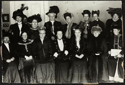 Thora Daugaard (Danmark), Louise Qvam (Norge), Aletta Jacobs (Nederland), Annie Furuhjelm (Finland), Mirowitch (Russland), Käthe Schirmacher (Tyskland), Honneger (Sveits), uidentifisert. Nederst fra venstre: uidentifisert, Anna Bugge Wicksell (Sverige), Ann Shaw (USA), Millicent Fawcett (president, England), Carrie Chapman Catt (USA), Fredrikke Marie Qvam (Norge), Anita Augsburg (Tyskland) under Suffrage Alliance Congress i London, 1909 Foto: Ukjent/Nasjonalbiblioteket