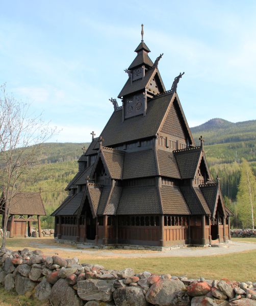 Fil:2011-04-25 Gol nye stavkirke 01.jpg