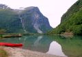 Lovatnet i Loen i Stryn kommune, med Ramnefjellet i bakgrunnen og synlig sår etter rasene i 1905 og i 1936. Foto: C. Hill, 2012