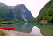 Lovatnet i Loen i Stryn kommune, med Ramnefjellet i bakgrunnen og synlig sår etter rasene i 1905 og i 1936. Foto: C. Hill, 2012